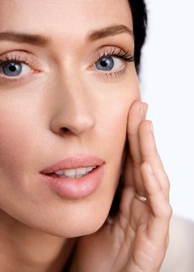 cuidado-de-la-piel-antiedad-cual-es-la-diferencia-entre-crema-y-serum