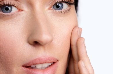cuidado-de-la-piel-antiedad-cual-es-la-diferencia-entre-crema-y-serum