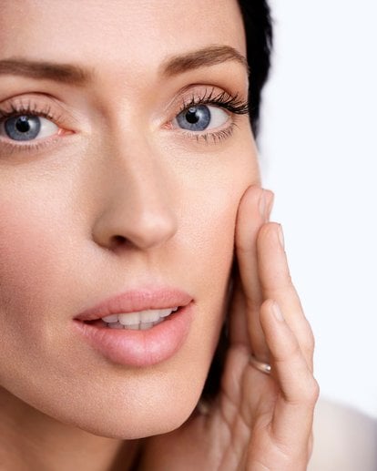 cuidado-de-la-piel-antiedad-cual-es-la-diferencia-entre-crema-y-serum