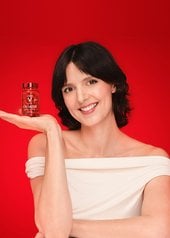 Modelo sujetando producto Vichy en su mano