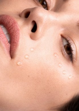 cremas-y-serums-antiarrugas-para-incorporar-a-tu-rutina-de-cuidado-de-la-piel