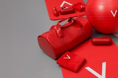 Equipo y accesorios de gimnasio de color rojo