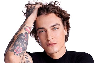 Modelo con la mano en su cabello