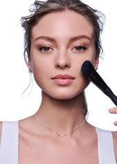 rosacea-aplicar-base-de-maquillaje-en-piel-propensa-a-las-rojeces
