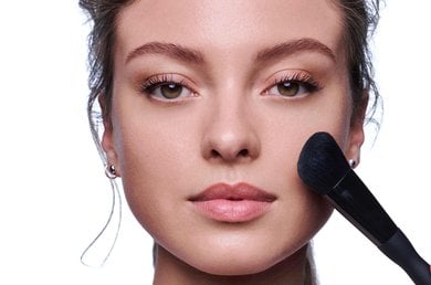 rosacea-aplicar-base-de-maquillaje-en-piel-propensa-a-las-rojeces