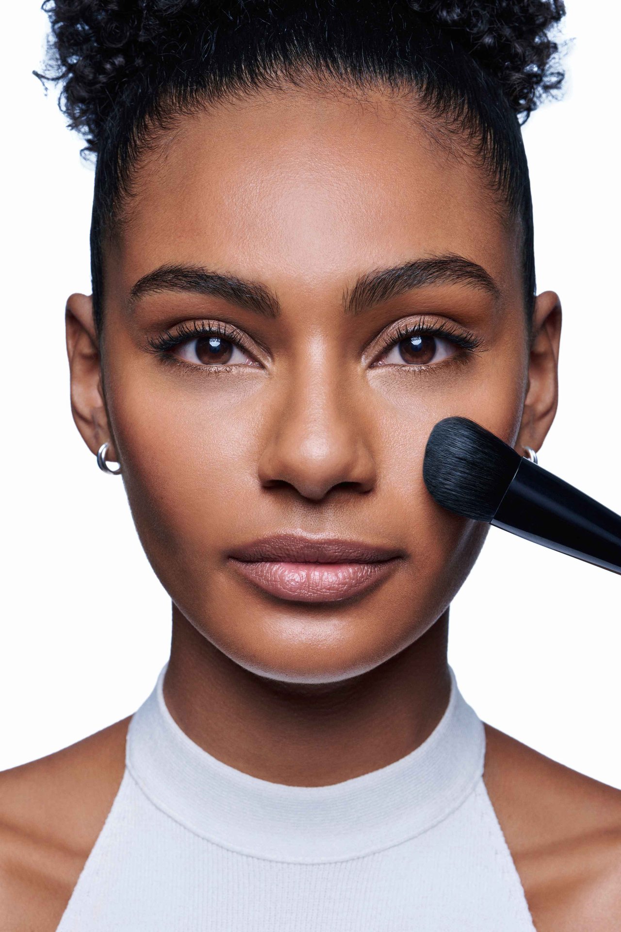 las-mejores-tecnicas-de-maquillaje-para-camuflar-la-piel-con-tendencia-acneica