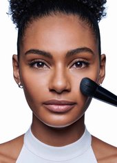 las-mejores-tecnicas-de-maquillaje-para-camuflar-la-piel-con-tendencia-acneica