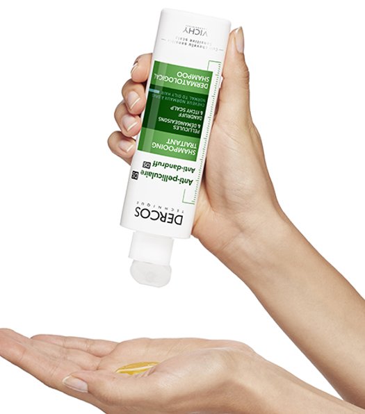 Persona aplicandose shampoo para control de caspa normal a grasa