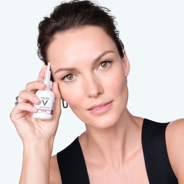 Mujer utilizando Retinol Specialist de Vichy