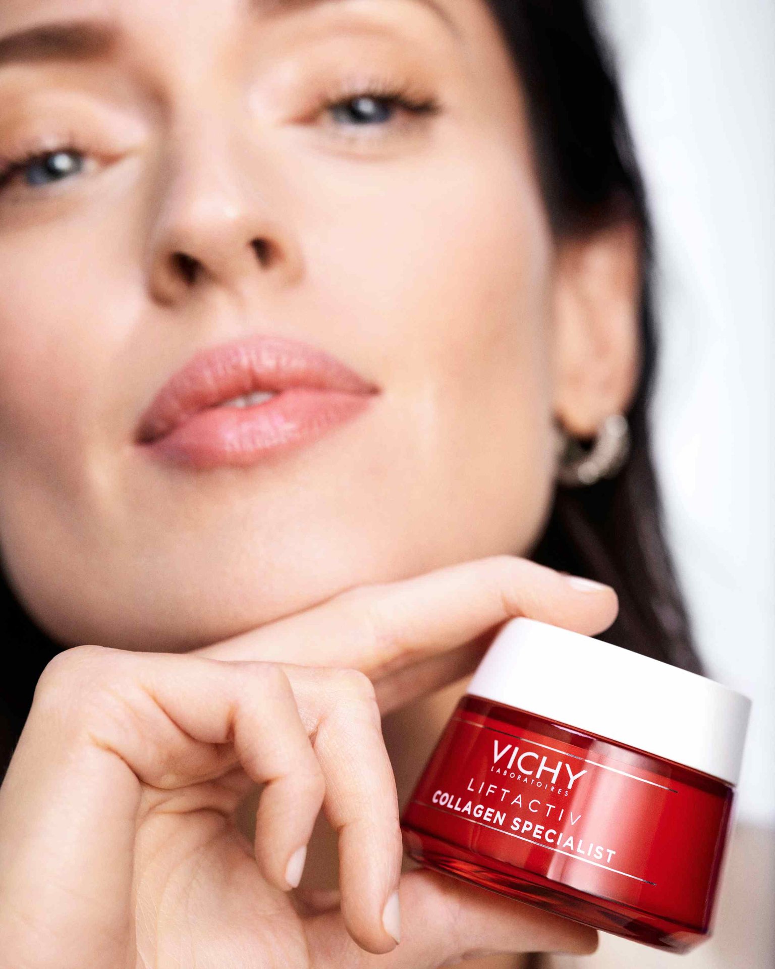 Mujer que se aplica la crema liftactiv collagen specialist de Vichy