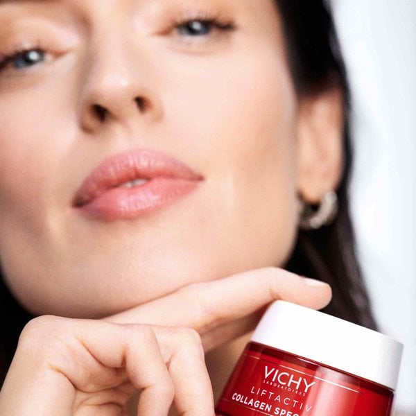 Mujer que se aplica la crema liftactiv collagen specialist de Vichy