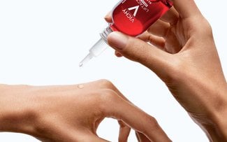 Aplicación de serum b3 manchas oscuras vichy